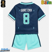 Tyskland Leon Goretzka #8 Bortedraktsett Barn EM 2024 Kortermet (+ Korte bukser)